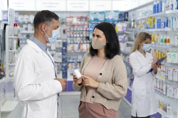 medium-shot-pharmacist-helping-patient